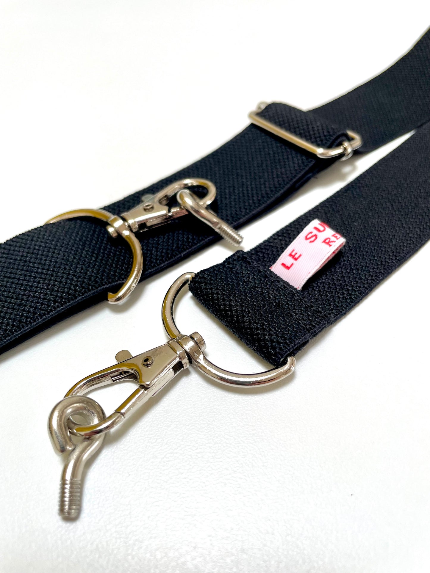 Sangle élastique avec boucles de fixation et mousqueton