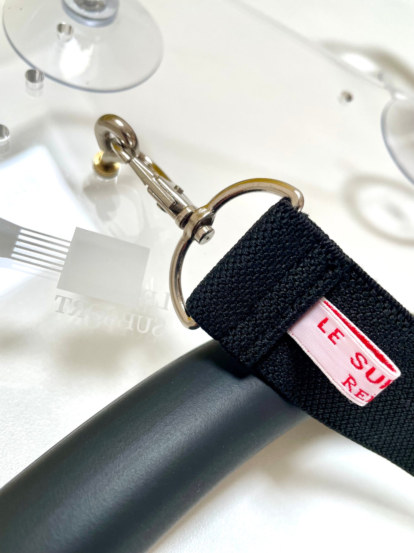 Sangle élastique avec boucles de fixation et mousqueton